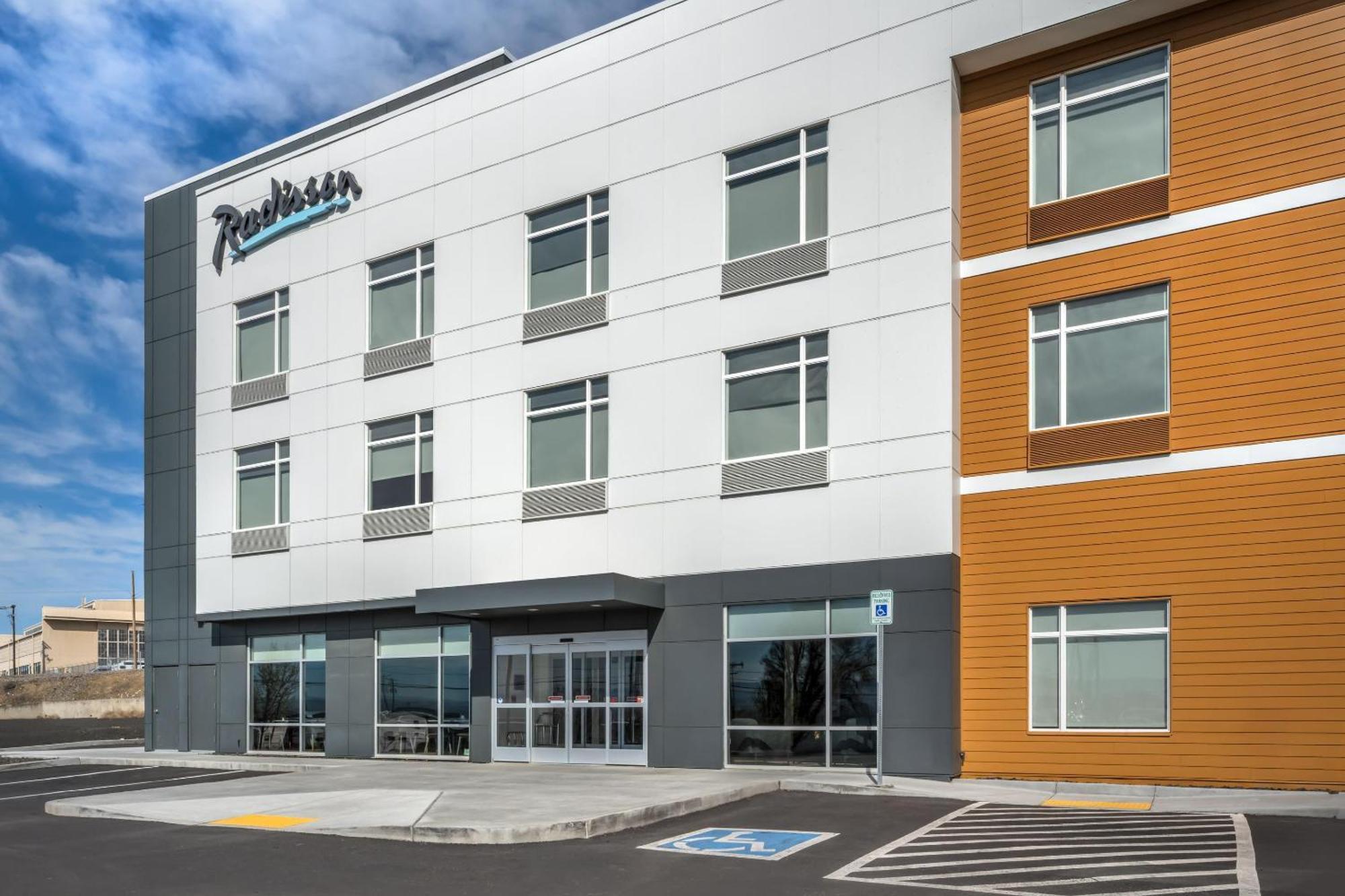 Radisson Hotel Pendleton Airport Экстерьер фото